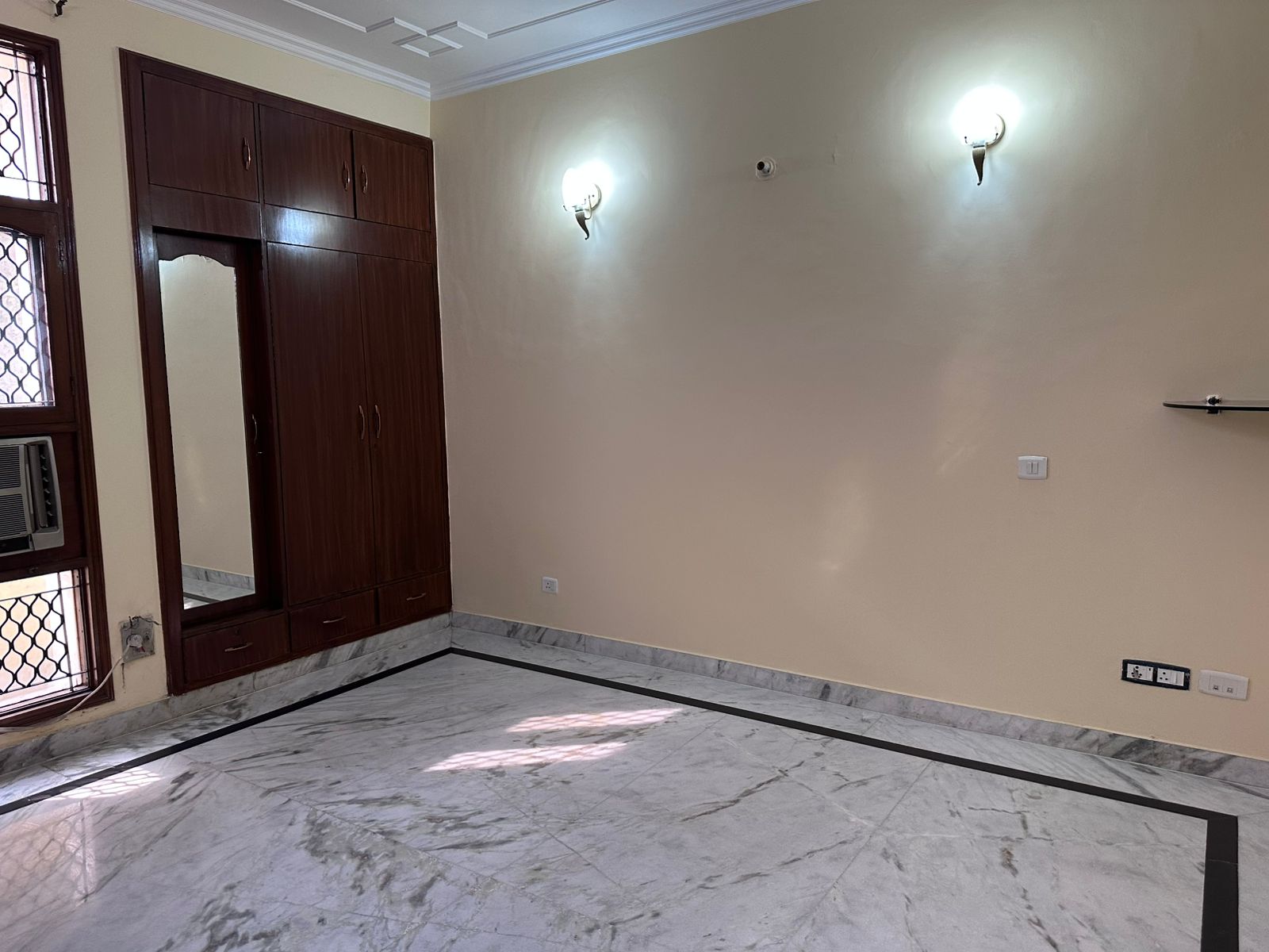 200 Mtr Premium Residential House for Sale in Sector 52 Noida - Photo 5